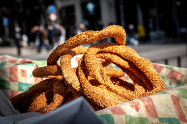 Selanik 'te sokakta simit satılıyor.