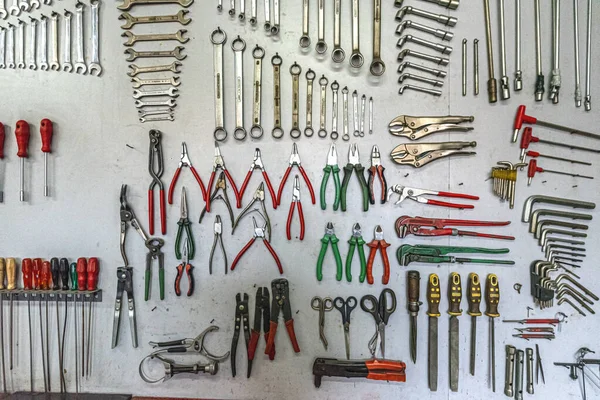 Araba tamircisi ve tamir malzemeleri standı