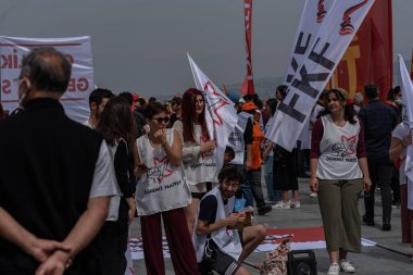 05,01,2022 Mayıs 1. Miting, işçi ve işçi gününde düzenlenen büyük bir mitingle kutlandı..