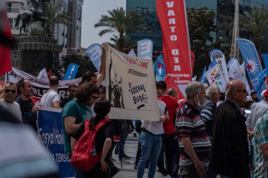 05,01,2022 Mayıs 1. Miting, işçi ve işçi gününde düzenlenen büyük bir mitingle kutlandı..