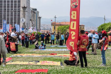 05,01,2022 Mayıs 1. Miting, işçi ve işçi gününde düzenlenen büyük bir mitingle kutlandı..