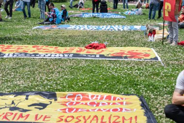 05,01,2022 Mayıs 1. Miting, işçi ve işçi gününde düzenlenen büyük bir mitingle kutlandı..