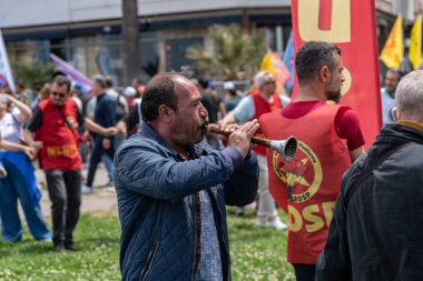 05,01,2022 Mayıs 1. Miting, işçi ve işçi gününde düzenlenen büyük bir mitingle kutlandı..