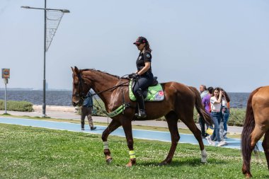 05.01.2022, Alsancak, Türkiye, İzmir 1 Mayıs 'ta düzenlenen gösteriler sırasında güvenlik görevinde bulundu.
