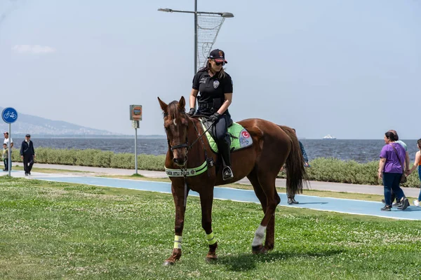05.01.2022, Alsancak, Türkiye, İzmir 1 Mayıs 'ta düzenlenen gösteriler sırasında güvenlik görevinde bulundu.