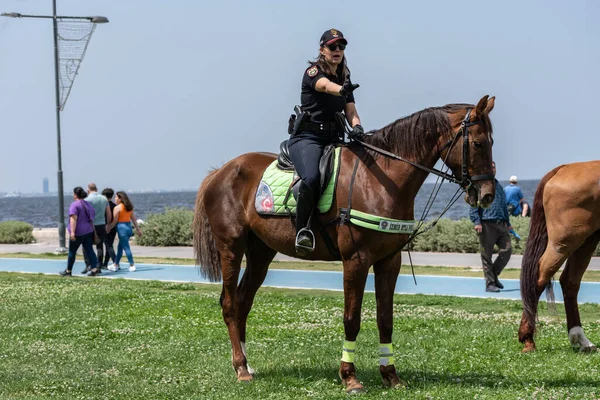 05.01.2022, Alsancak, Türkiye, İzmir 1 Mayıs 'ta düzenlenen gösteriler sırasında güvenlik görevinde bulundu.