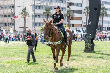 05.01.2022, Alsancak, Türkiye, İzmir 1 Mayıs 'ta düzenlenen gösteriler sırasında güvenlik görevinde bulundu.