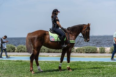 05.01.2022, Alsancak, Türkiye, İzmir 1 Mayıs 'ta düzenlenen gösteriler sırasında güvenlik görevinde bulundu.