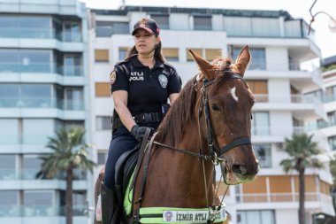 05.01.2022, Alsancak, Türkiye, İzmir 1 Mayıs 'ta düzenlenen gösteriler sırasında güvenlik görevinde bulundu.