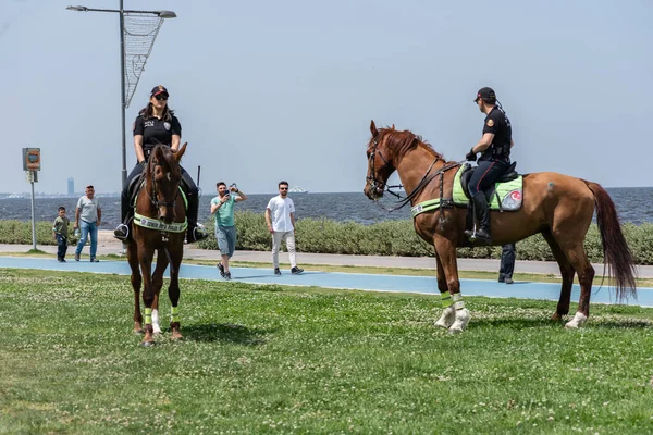 05.01.2022, Alsancak, Türkiye, İzmir 1 Mayıs 'ta düzenlenen gösteriler sırasında güvenlik görevinde bulundu.