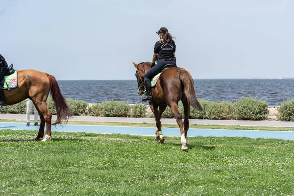 05.01.2022, Alsancak, Türkiye, İzmir 1 Mayıs 'ta düzenlenen gösteriler sırasında güvenlik görevinde bulundu.