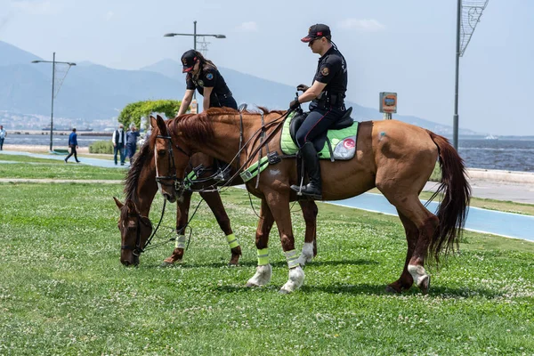 05.01.2022, Alsancak, Türkiye, İzmir 1 Mayıs 'ta düzenlenen gösteriler sırasında güvenlik görevinde bulundu.