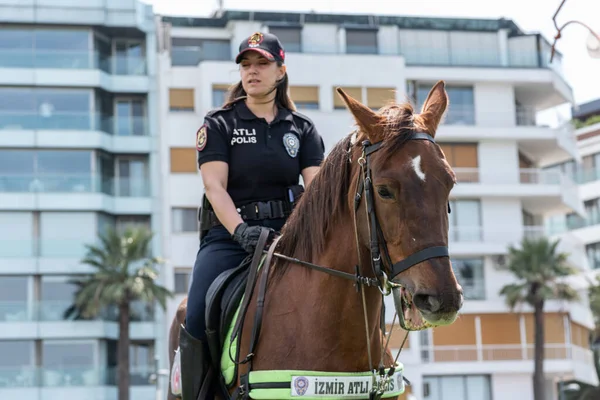 05.01.2022, Alsancak, Türkiye, İzmir 1 Mayıs 'ta düzenlenen gösteriler sırasında güvenlik görevinde bulundu.