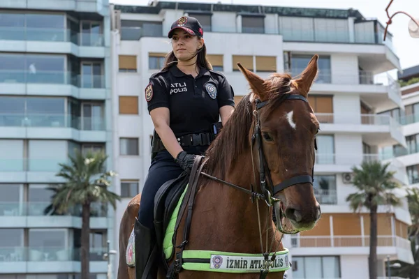 05.01.2022, Alsancak, Türkiye, İzmir 1 Mayıs 'ta düzenlenen gösteriler sırasında güvenlik görevinde bulundu.