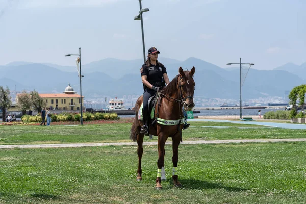 05.01.2022, Alsancak, Türkiye, İzmir 1 Mayıs 'ta düzenlenen gösteriler sırasında güvenlik görevinde bulundu.