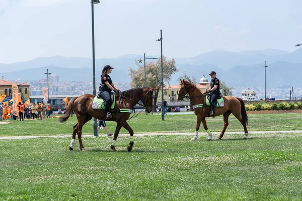 05.01.2022, Alsancak, Türkiye, İzmir 1 Mayıs 'ta düzenlenen gösteriler sırasında güvenlik görevinde bulundu.