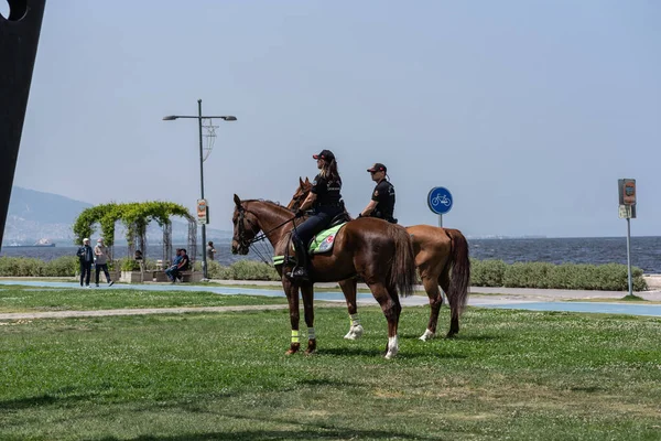 05.01.2022, Alsancak, Türkiye, İzmir 1 Mayıs 'ta düzenlenen gösteriler sırasında güvenlik görevinde bulundu.