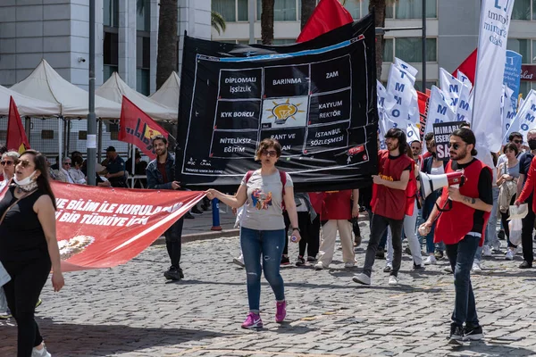 05.01.2022, İzmir, Türkiye, 1 Mayıs yürüyüşü işçi ve işçi gününde düzenlenen büyük mitingle kutlandı