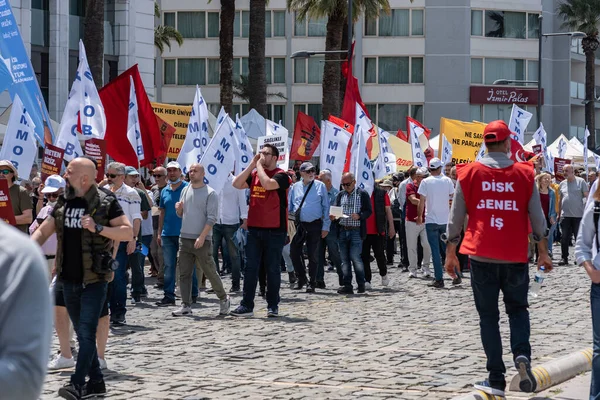 05.01.2022, İzmir, Türkiye, 1 Mayıs yürüyüşü işçi ve işçi gününde düzenlenen büyük mitingle kutlandı