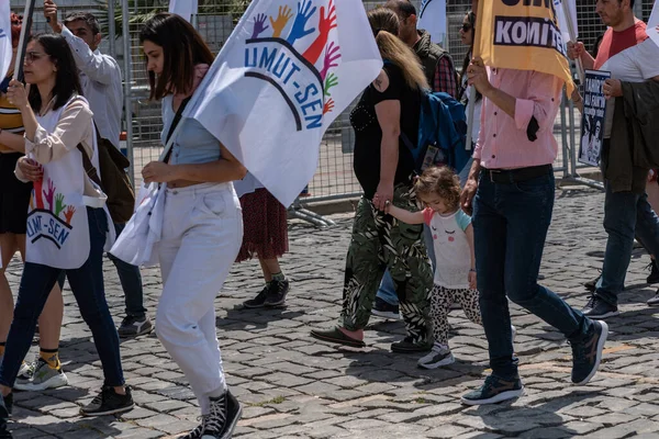 05.01.2022, İzmir, Türkiye, 1 Mayıs yürüyüşü işçi ve işçi gününde düzenlenen büyük mitingle kutlandı