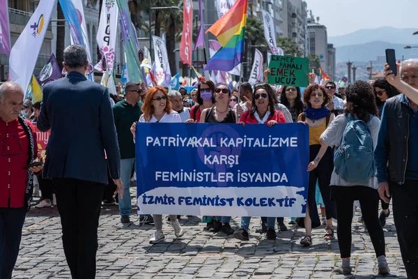 05.01.2022, İzmir, Türkiye, 1 Mayıs yürüyüşü işçi ve işçi gününde düzenlenen büyük mitingle kutlandı