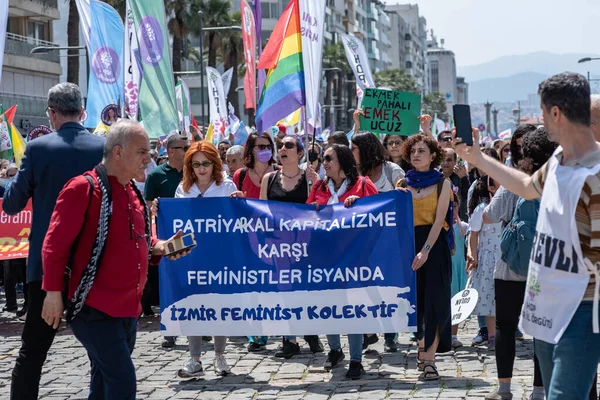 05.01.2022, İzmir, Türkiye, 1 Mayıs yürüyüşü işçi ve işçi gününde düzenlenen büyük mitingle kutlandı