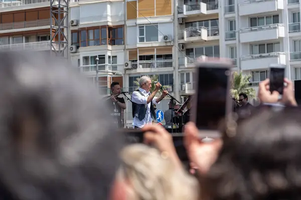 05.01.2022, İzmir, Türkiye, Edip Akbayram konseri 1 Mayıs 'ta İzmir' de düzenlenen mitingde coşkuyla dinlendi..