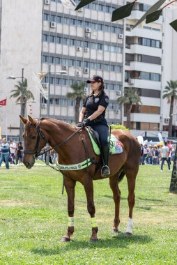 05.01.2022, Alsancak, Türkiye, İzmir 1 Mayıs 'ta düzenlenen gösteriler sırasında güvenlik görevinde bulundu.