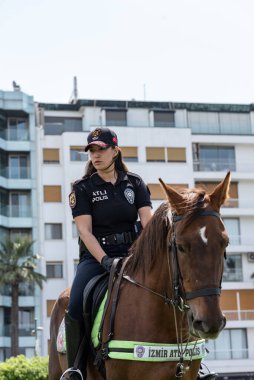 05.01.2022, Alsancak, Türkiye, İzmir 1 Mayıs 'ta düzenlenen gösteriler sırasında güvenlik görevinde bulundu.
