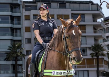 05.01.2022, Alsancak, Türkiye, İzmir 1 Mayıs 'ta düzenlenen gösteriler sırasında güvenlik görevinde bulundu.