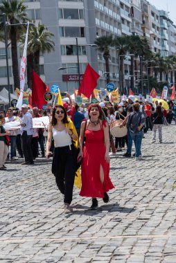05,01,2022 Mayıs 1. Miting, işçi ve işçi gününde düzenlenen büyük bir mitingle kutlandı..