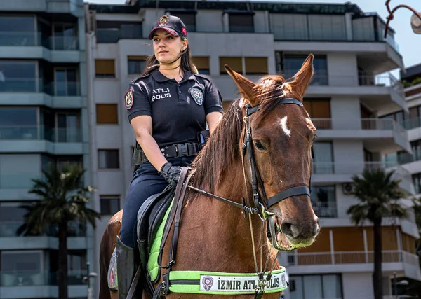 05.01.2022, Alsancak, Türkiye, İzmir 1 Mayıs 'ta düzenlenen gösteriler sırasında güvenlik görevinde bulundu.