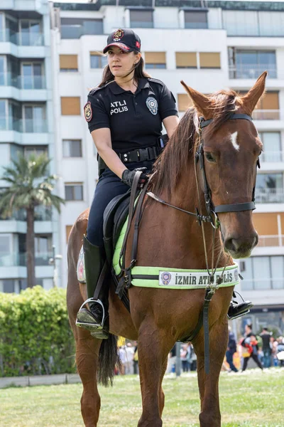 05.01.2022, Alsancak, Türkiye, İzmir 1 Mayıs 'ta düzenlenen gösteriler sırasında güvenlik görevinde bulundu.