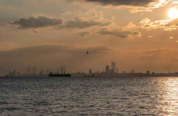 İzmir silueti sabahın erken saatlerinde