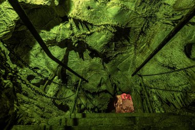 Dodurgalar, Kelolan Mağarası, Kelolan Bölgesi 'nin güneydoğusunda, Karada' nın Bucak i bölgesinde yer alır. Bu bölgeyi ve mağarayı TRT tanıttı. Buna ek olarak, 2003 yılında, 3 km asfalt karayolu bağlantısı tamamlandı ve açıldı