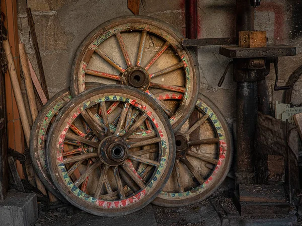 At arabasının tekerlek inşaatı ve onarımı Kula, Manisa, Türkiye