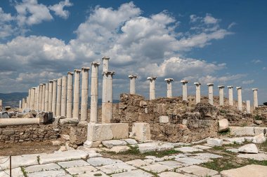 Laodikeia Ancient City Denizli iline 6 km uzaklıkta. Kuzeyde bir yerde. Helenistik şehir, İ.Ö. 3. yüzyılın ortalarında, Selevkos Kralı II. Antiochus tarafından eşi Laodike adına kurulmuştur..
