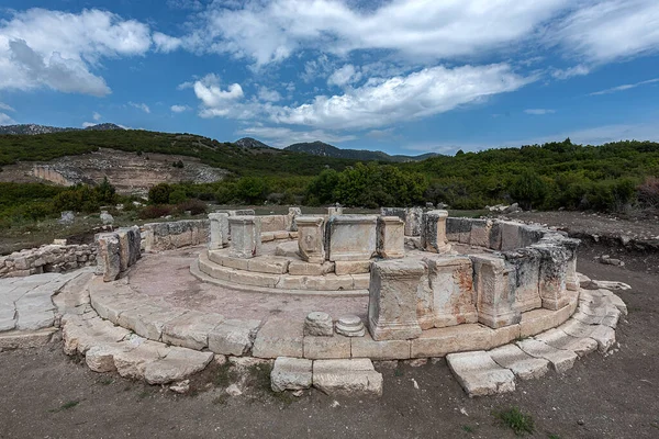 Kibyra, Kabalis 'in merkezidir ve daha sonra Kibyratis bölgesi olarak adlandırılır. Kuzeyde Phrygia, batıda Caria ve Lycia ve doğuda Pisidia ile çevrili bu bölge güneydeki limanları iç bölgelere bağlayan bir kavşak görevi görmüştür.