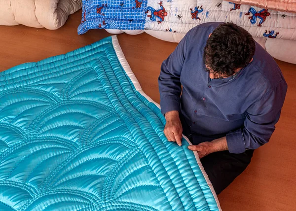 Quilt Maker Makes Quilts Using Wool Linen Hand — Fotografia de Stock