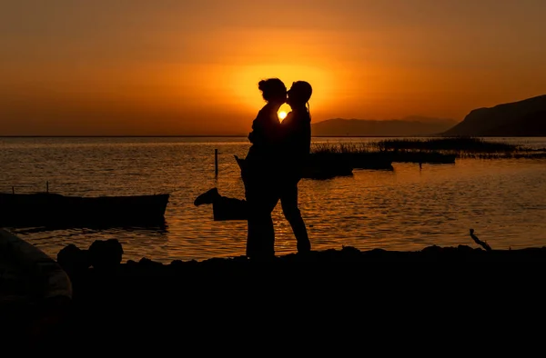 两个情人在日落时在海边 卡里娜 — 图库照片