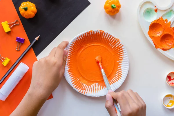 Cortes de papel para o Halloween. Papel cortado à mão. Abóboras. Tesoura e cola. Fotos De Bancos De Imagens Sem Royalties