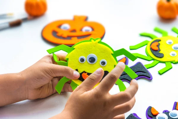 Cortes de papel para o Halloween. Papel cortado à mão. Abóboras, morcegos e aranhas Tesoura e cola. Sobre um fundo claro. Vista superior. Deitado. Morre. Passo a passo Imagens De Bancos De Imagens Sem Royalties