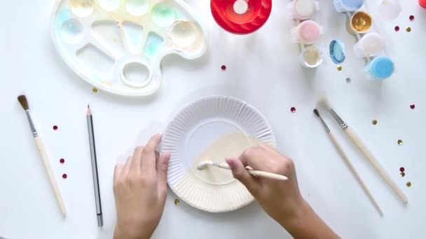 Dziecko klei części Mikołaja wykonane z papierowego talerza. Ręcznie robione. Projekt dziecięcej kreatywności, rzemiosła, rzemiosła dla dzieci. — Wideo stockowe