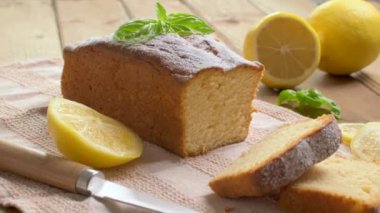 Limonlu ve naneli ahşap arka planda limonlu kek..
