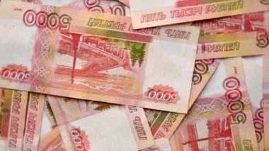 Beş bin dolarlık Rus rublesi banknotları, tepeden bakıldığında manzara. Para için. Döndürme.