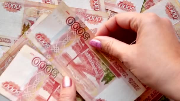 Billetes rusos ricos 5000 rublos un montón de dinero y un lugar para billetes de espacio abierto — Vídeos de Stock