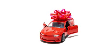 Kırmızı pruvalı, beyaz arka planda izole edilmiş klasik bir araba. Satın alma, kiralama, sigorta, yakıt, hizmet ve onarım giderleri kavramı