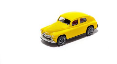 Sarı renkli araba beyaz arka planda izole edilmiş. Minyatür oyuncak, beyaz arka planda kırmızı retro araba. Metal model.