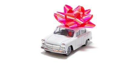 Beyaz arka planda kırmızı yay ile izole beyaz klasik araba. Satın alma, kiralama, sigorta, yakıt, hizmet ve onarım giderleri kavramı