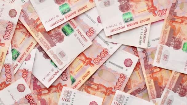 Bankovky ruských rublů s nominální hodnotou pět tisíc, pohled shora. Peníze — Stock video